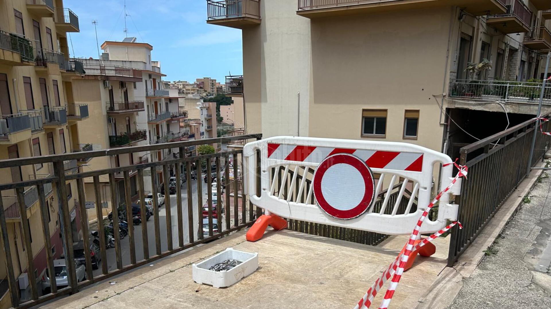 Scalinata di via Madonna della Rocca off-limits per rischio crollo, arriva il transennamento