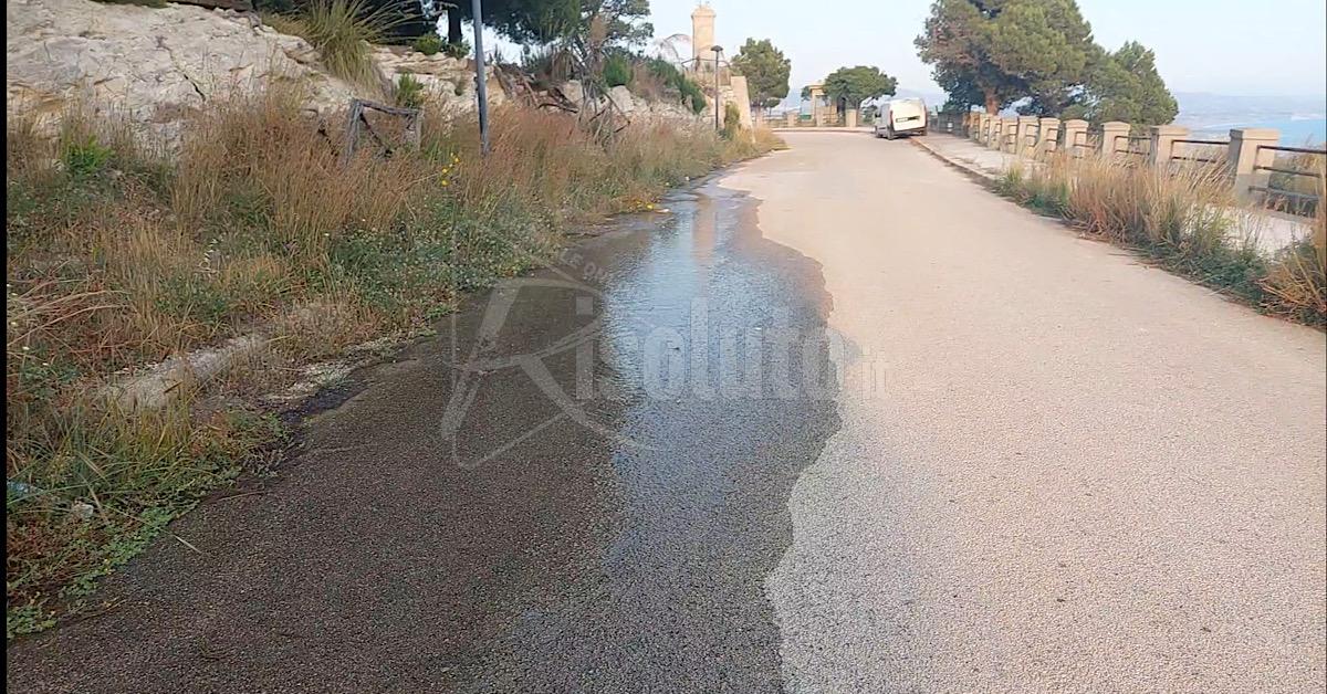 Un’altra perdita idrica a Sciacca, strada allagata a San Calogero (Video)