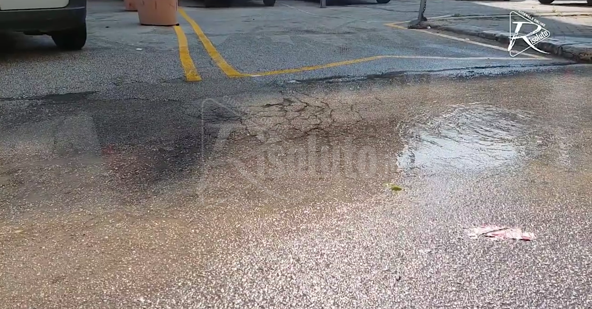 Perdita idrica in via Cappuccini a Sciacca, l’acqua si disperde ogni domenica (Video)
