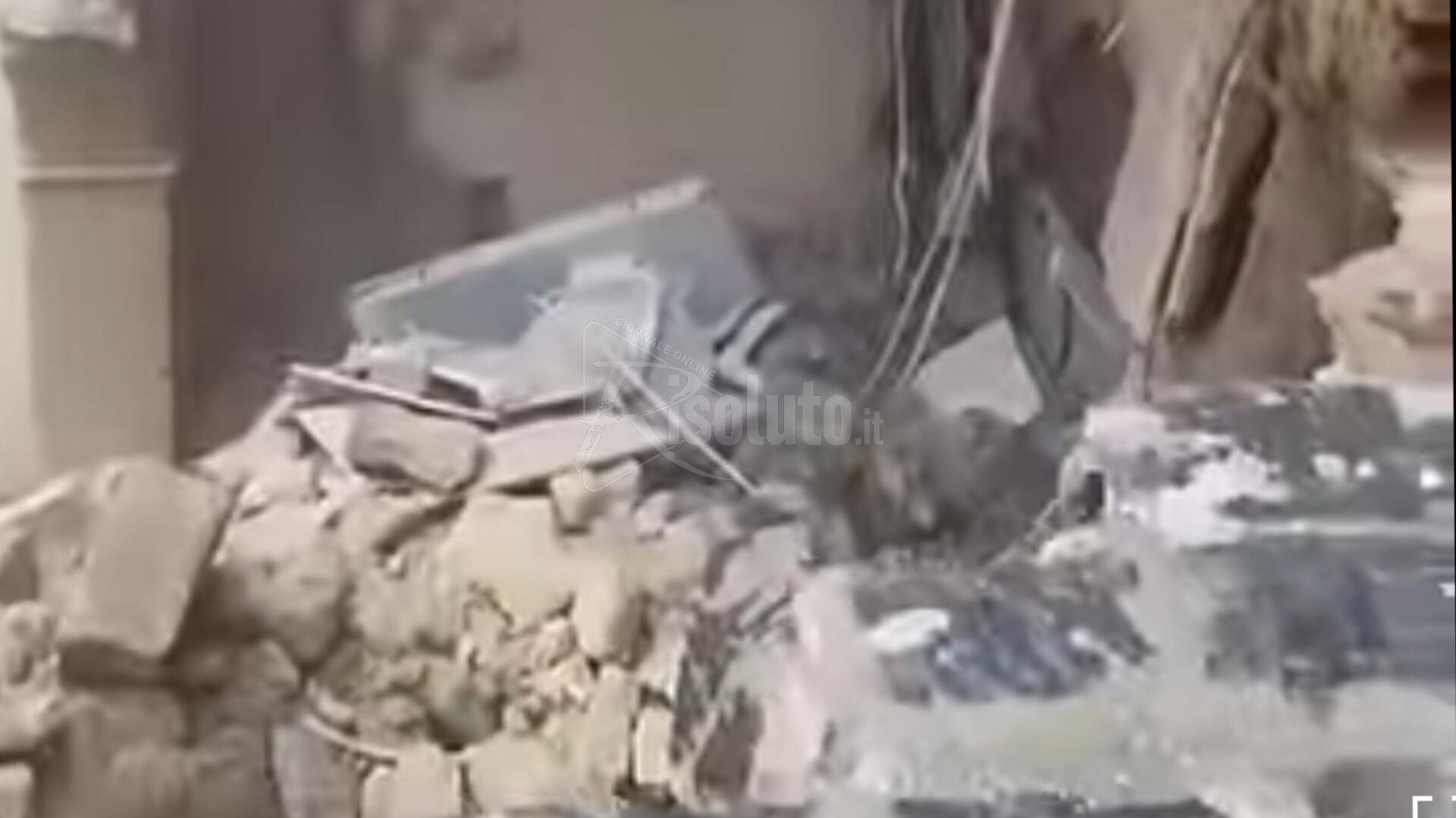 Cede un muro nel cantiere della nuova  sede universitaria in via Atena