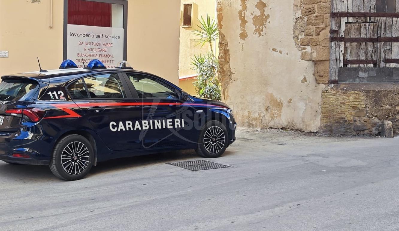 Due donne si fingono clienti e rubano una collana d’oro a un commerciante di Sciacca