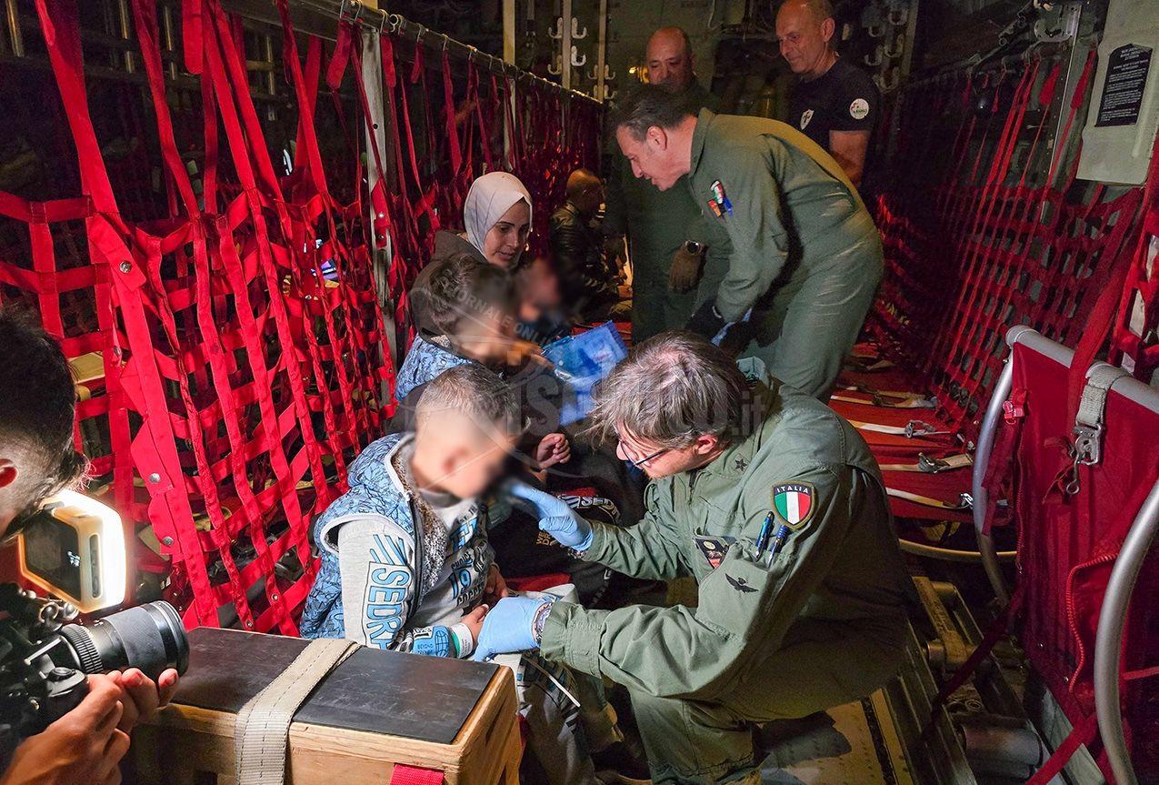 Bimbi palestinesi bisognosi di cure in Italia con due voli speciali della Difesa