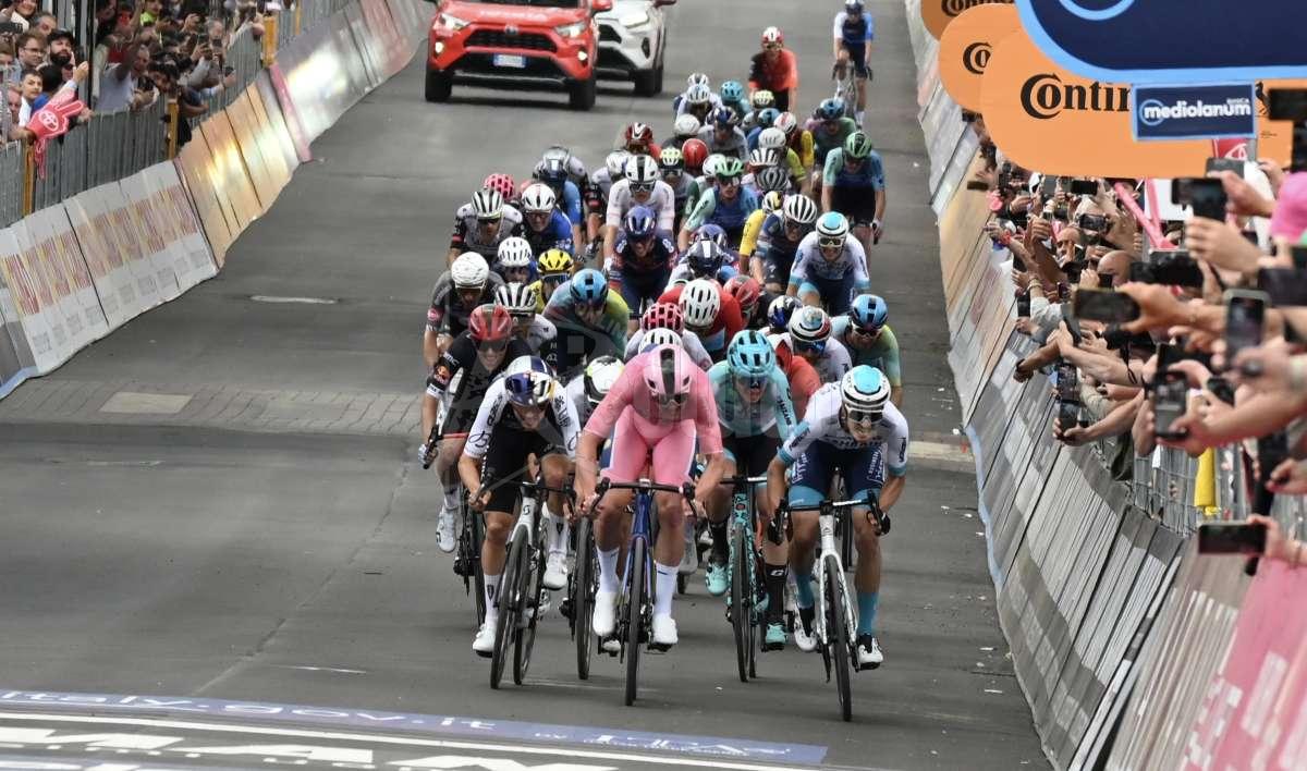 Tris di Pedersen al Giro, Zambanini battuto al fotofinish