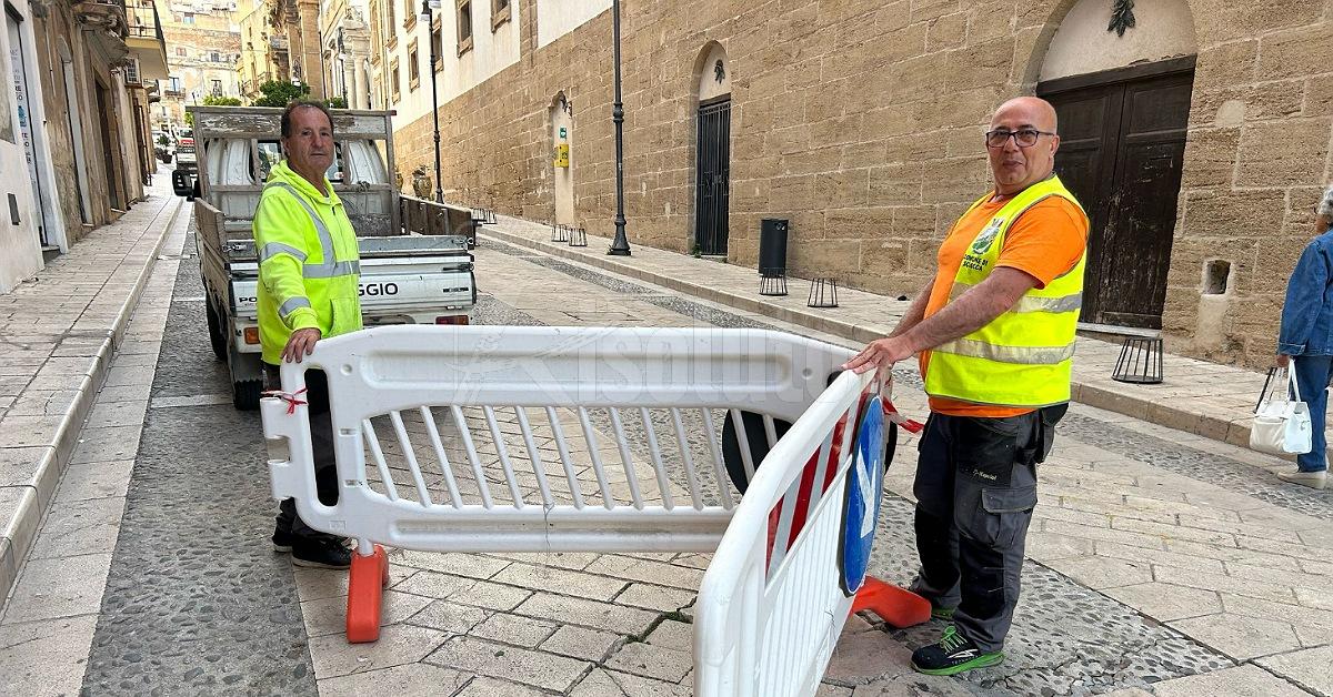 Danni alla pavimentazione artistica, transenne in via Roma a Sciacca