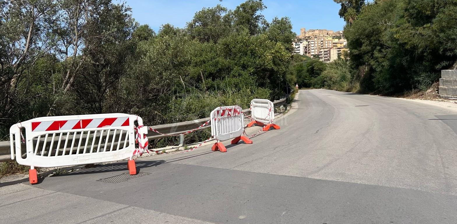 Cedimento della strada in via Ghezzi a Sciacca, collocate le transenne