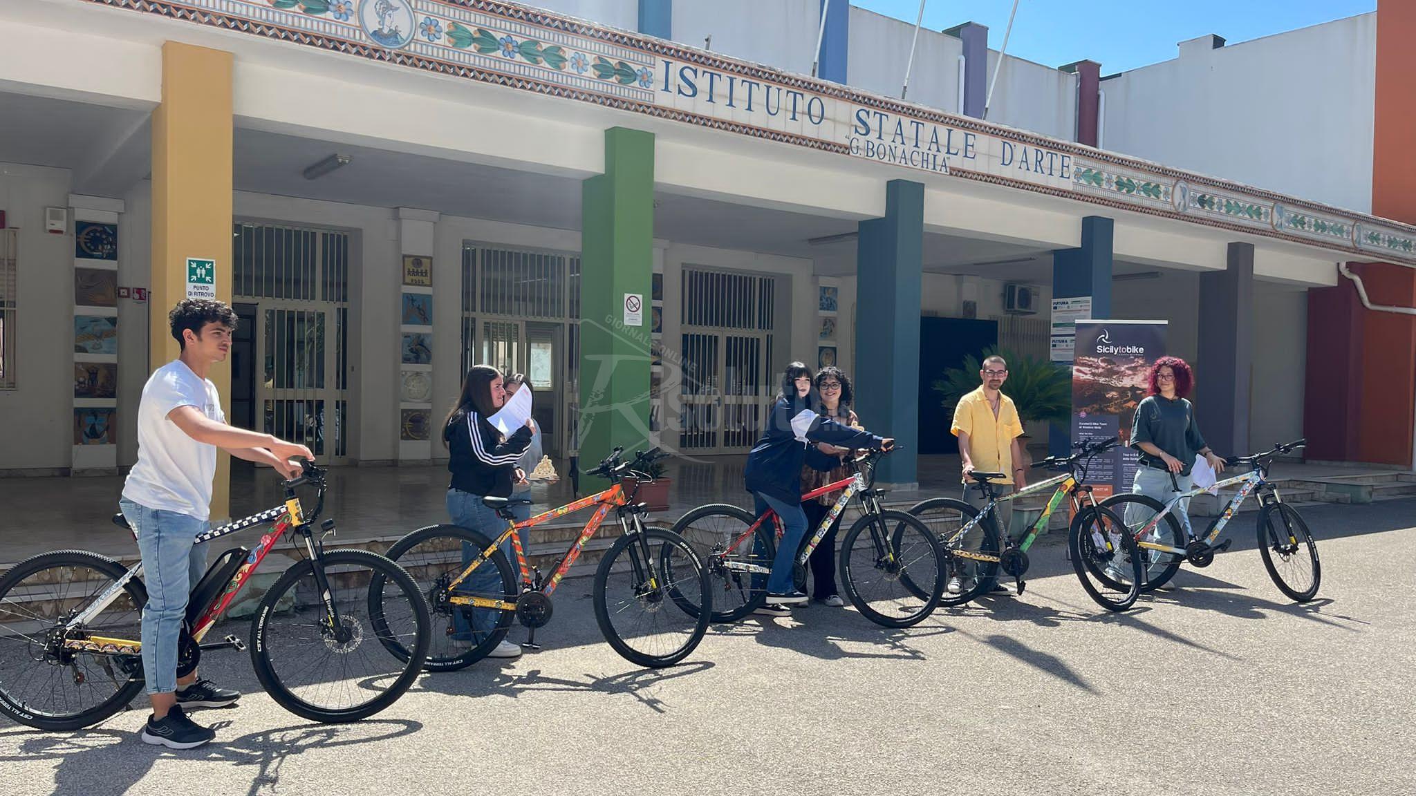 Studenti del Bonachia realizzano bici artistiche per girare il Belice