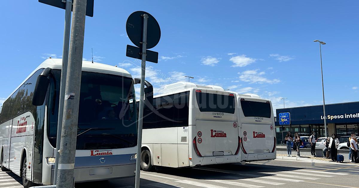Sciacca, caos quotidiano in via Lioni: una “stazione” dei bus senza servizi 