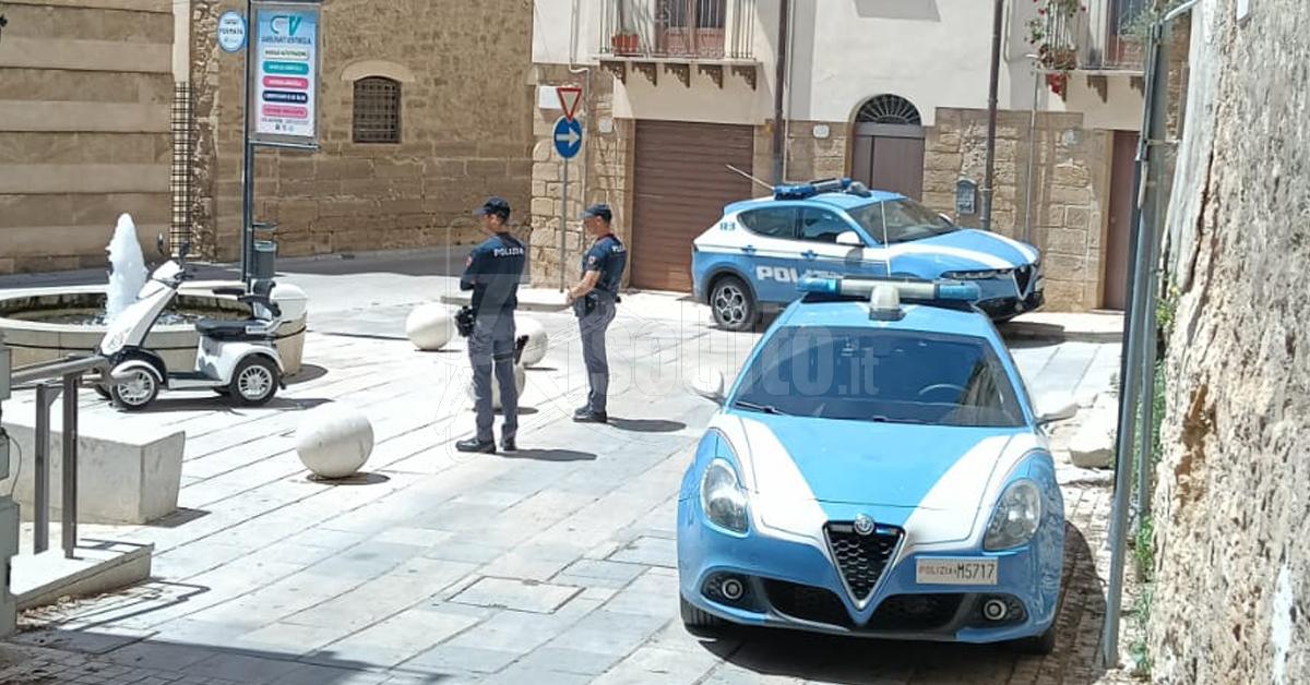 La polizia presidia piazza San Vito a Sciacca