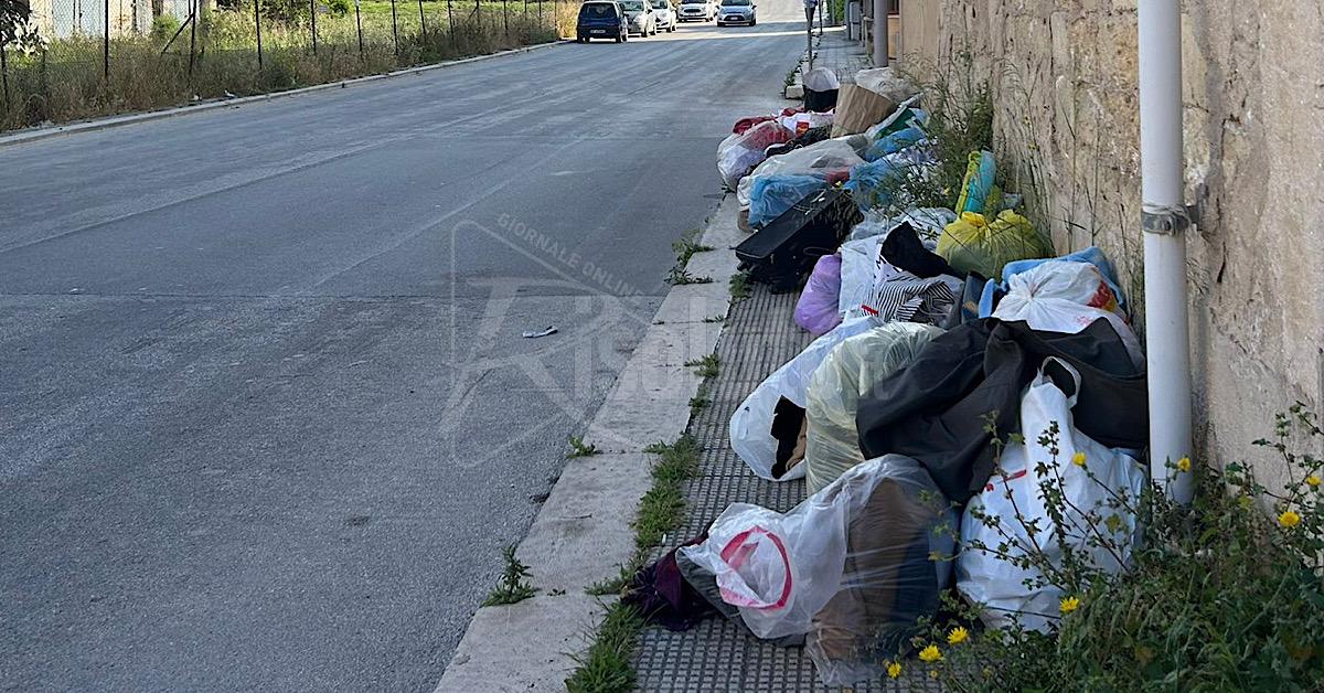 A Sciacca l’inciviltà si traveste da beneficenza, ancora abiti abbandonati in via Sacro Cuore