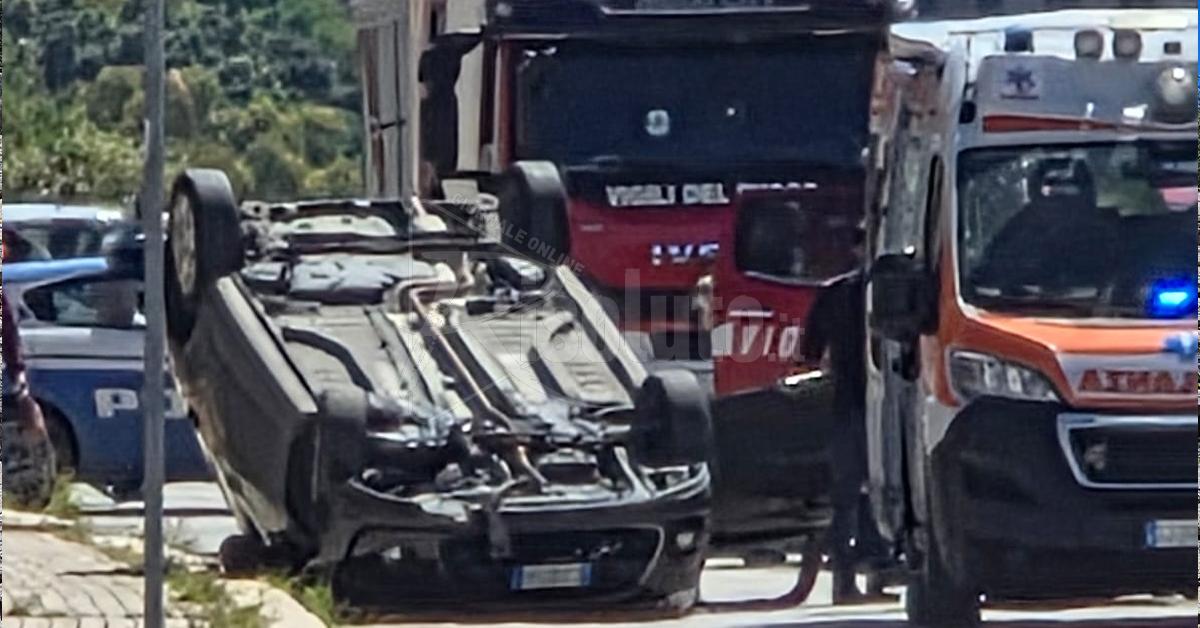 Auto si ribalta in via Allende a Sciacca