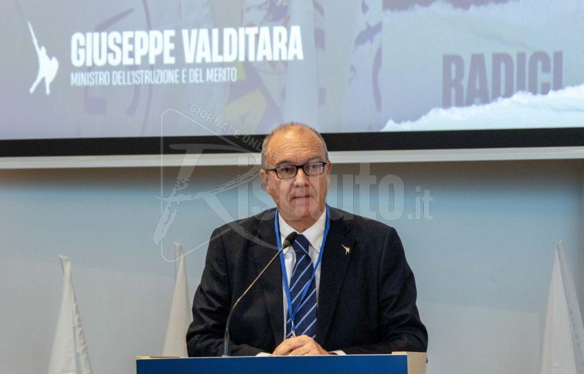 Verifiche e compiti a casa, Valditara interviene con una circolare
