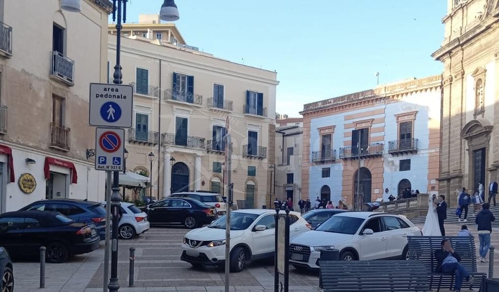 Sciacca, torna il parcheggio selvaggio in piazza Duomo