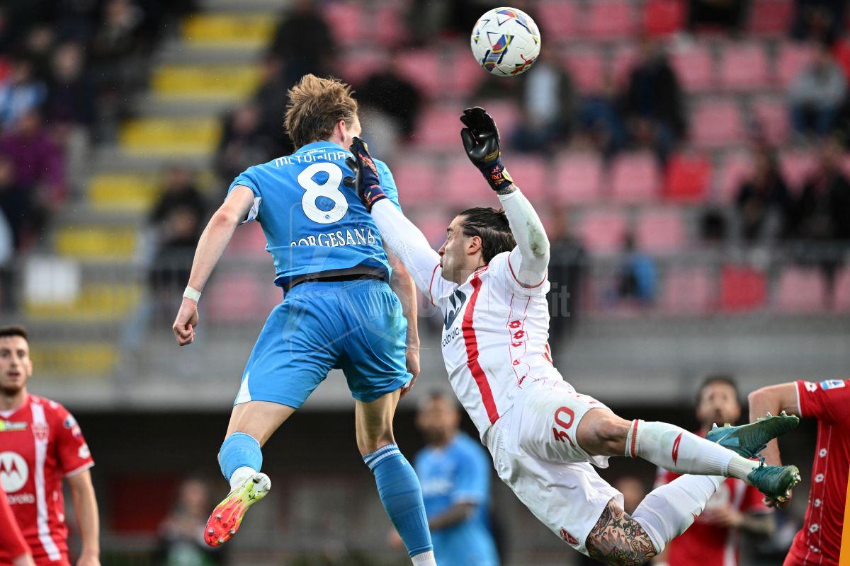 Il Napoli fatica ma batte il Monza, agganciata l’Inter