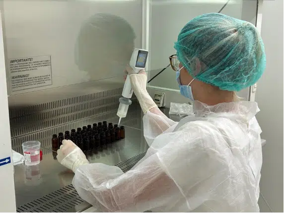 Tecnici al lavoro per riparare la "Camera bianca" di Sciacca, farmaci per le chemio in attesa da Agrigento