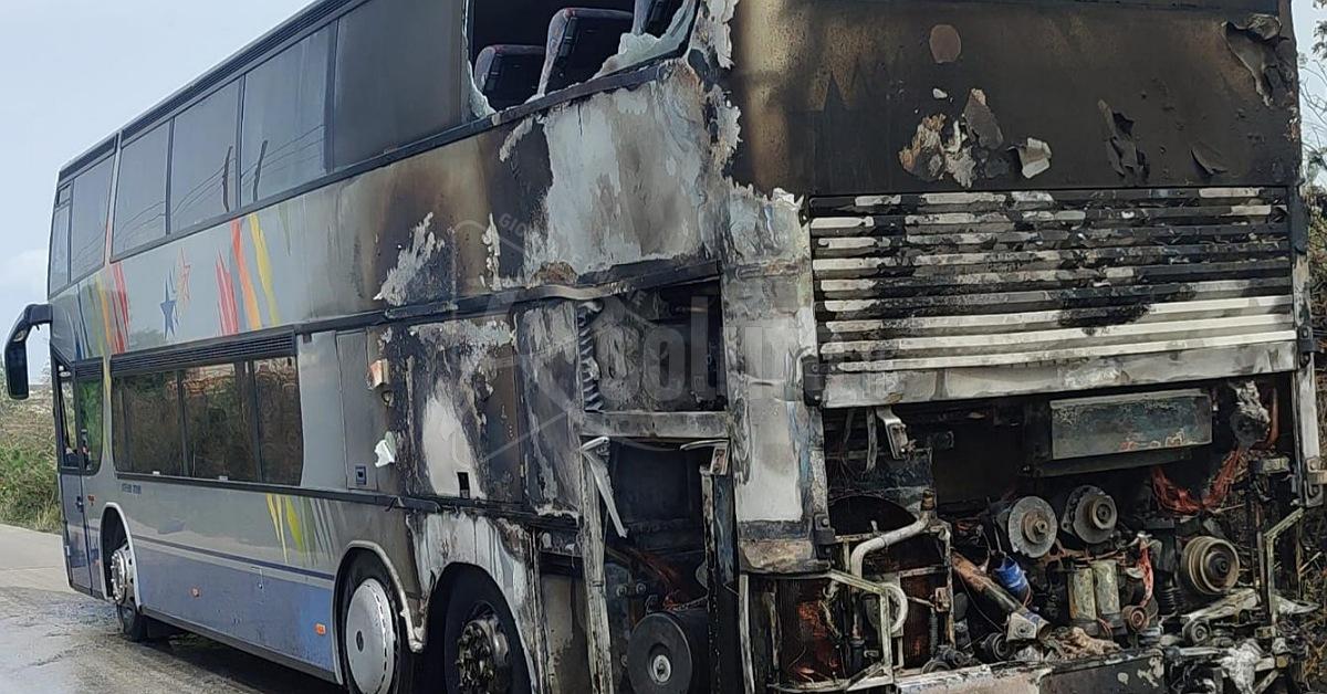 Pullman a fuoco sulla Menfi-Santa Margherita, illesi gli occupanti