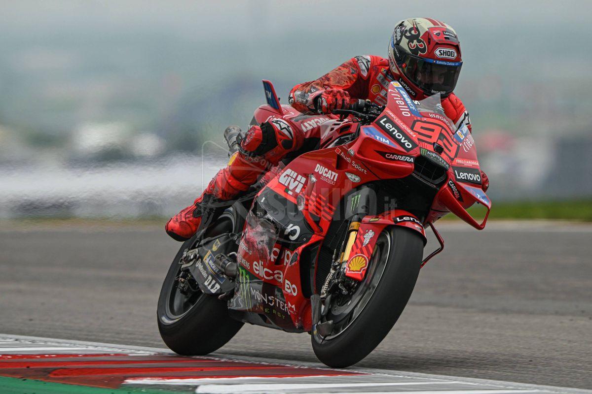 Marc Marquez vince anche la sprint in Qatar, male Bagnaia