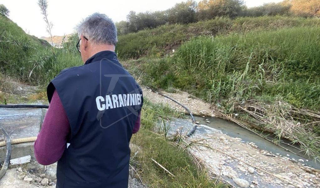 Sorgente di acqua sulfurea incanalata sul fiume Palma, controlli dei carabinieri