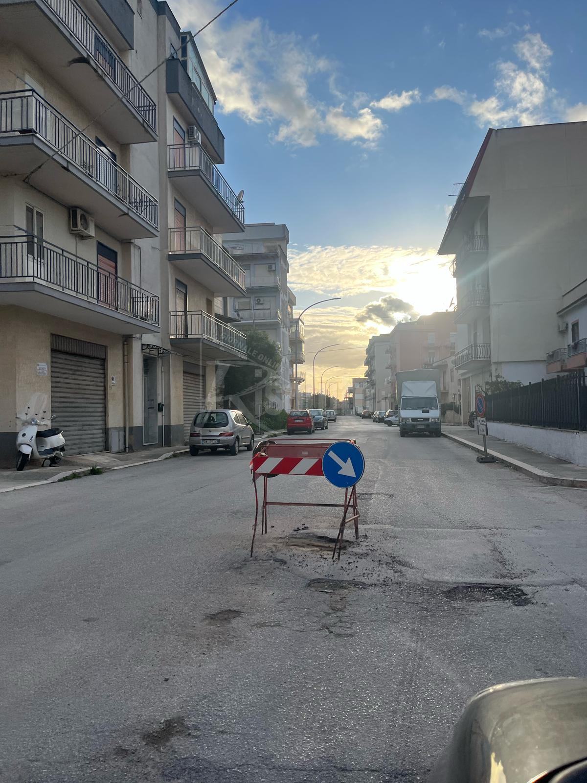 Eliminata la fermata bus vicino scuola per troppe buche e transenne, interrogazione di Bellanca