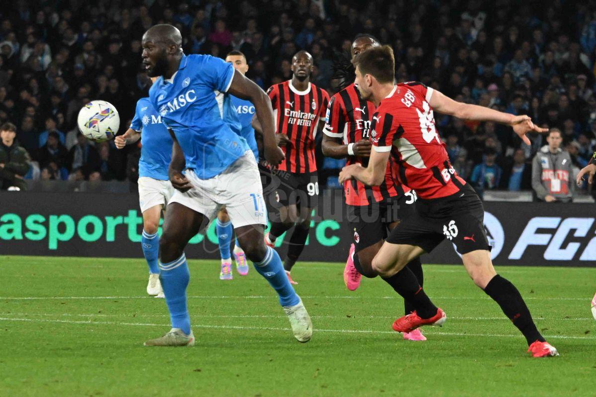 Il Napoli piega il Milan 2-1 e resta a -3 dall’Inter