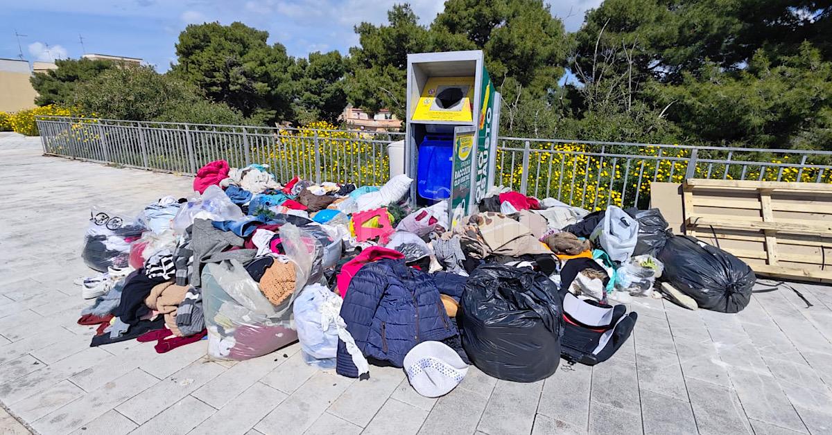Sciacca e l’eterna lotta contro la maleducazione, abiti usati abbandonati in via Cusmano