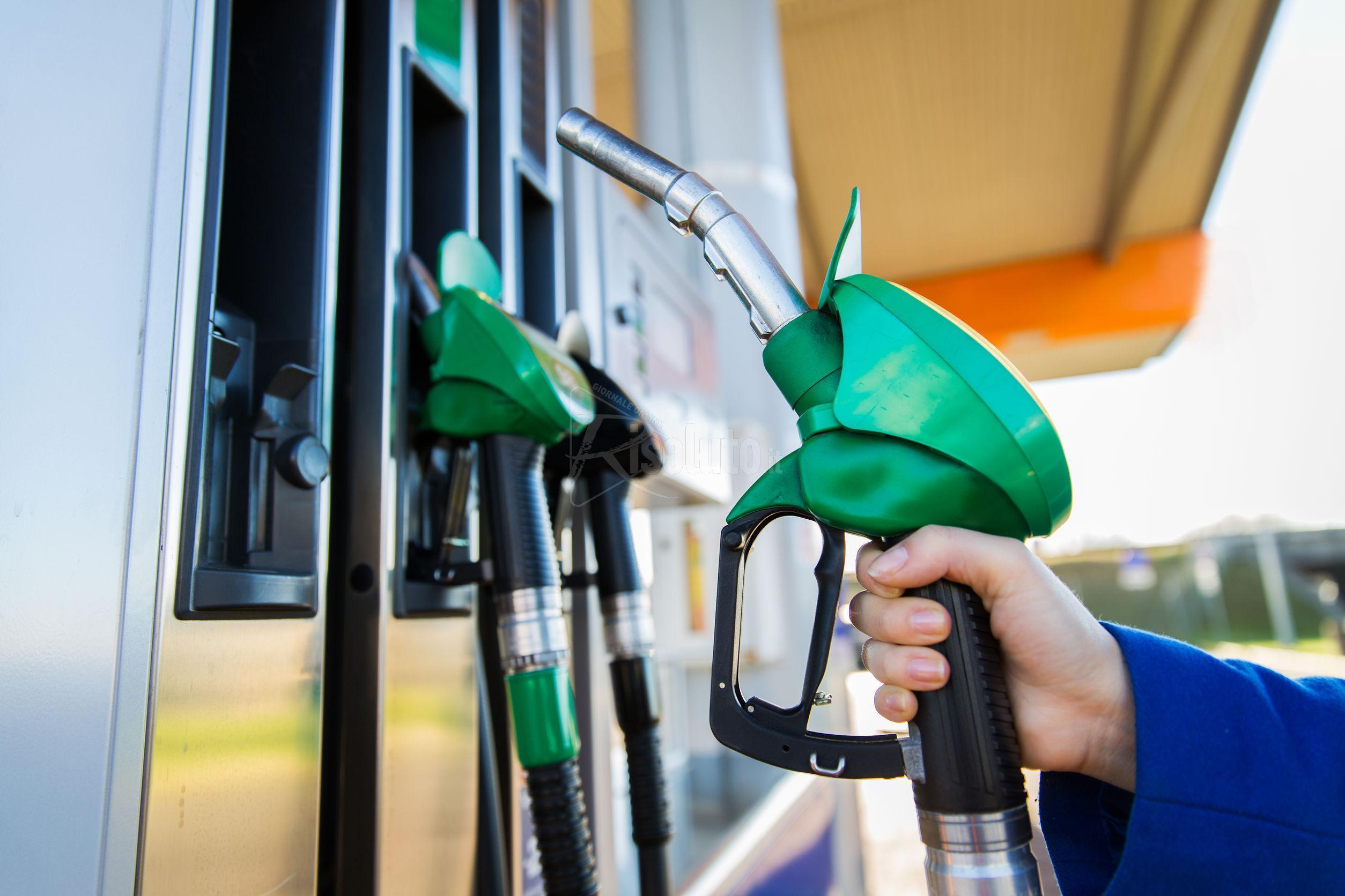 Sequestrati 5000 litri di gasolio non a norma, denunciati i gestori impianti del Trapanese