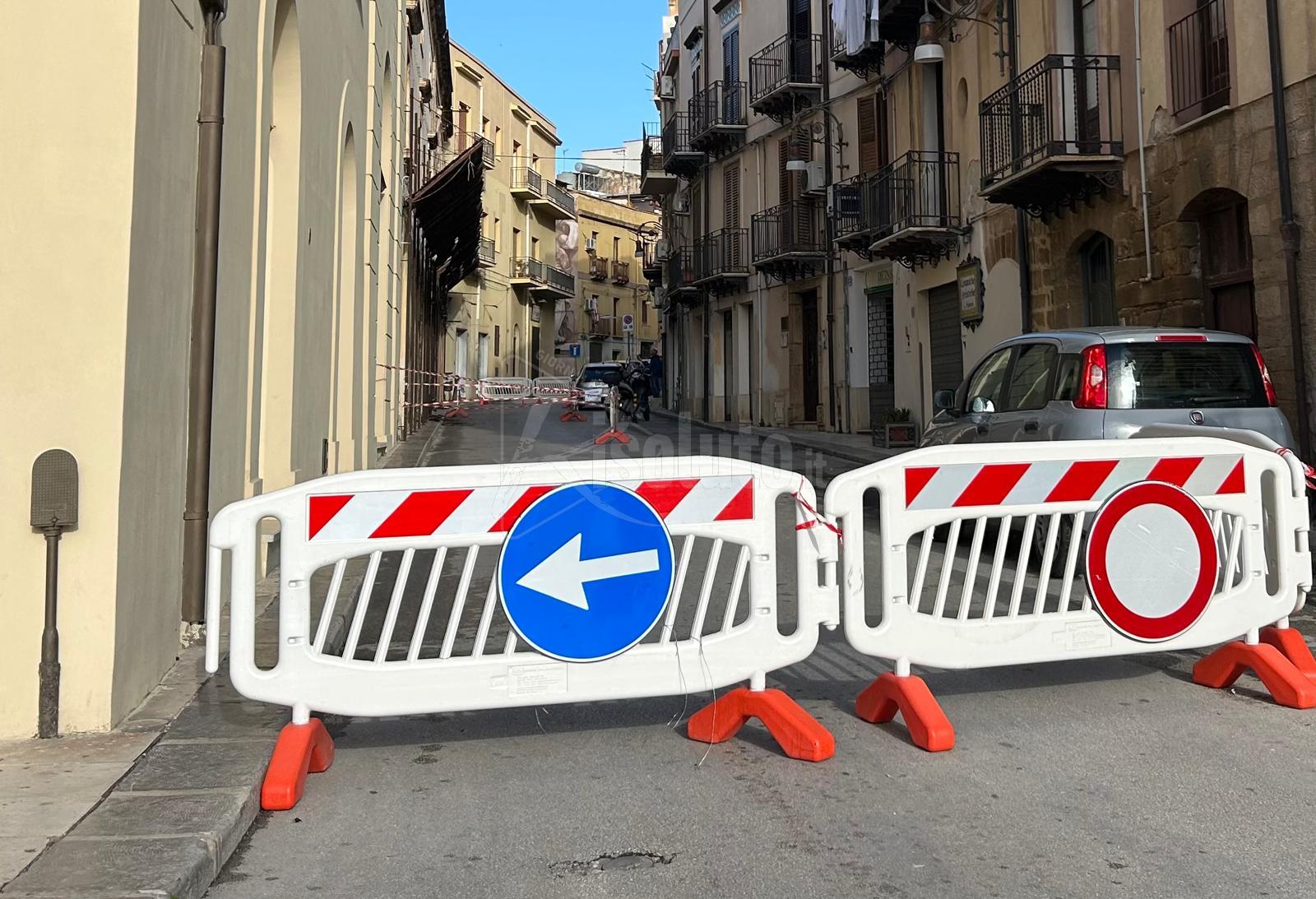 Chiusa al transito via Licata a Sciacca, pericolo per i parapetti di un palazzo