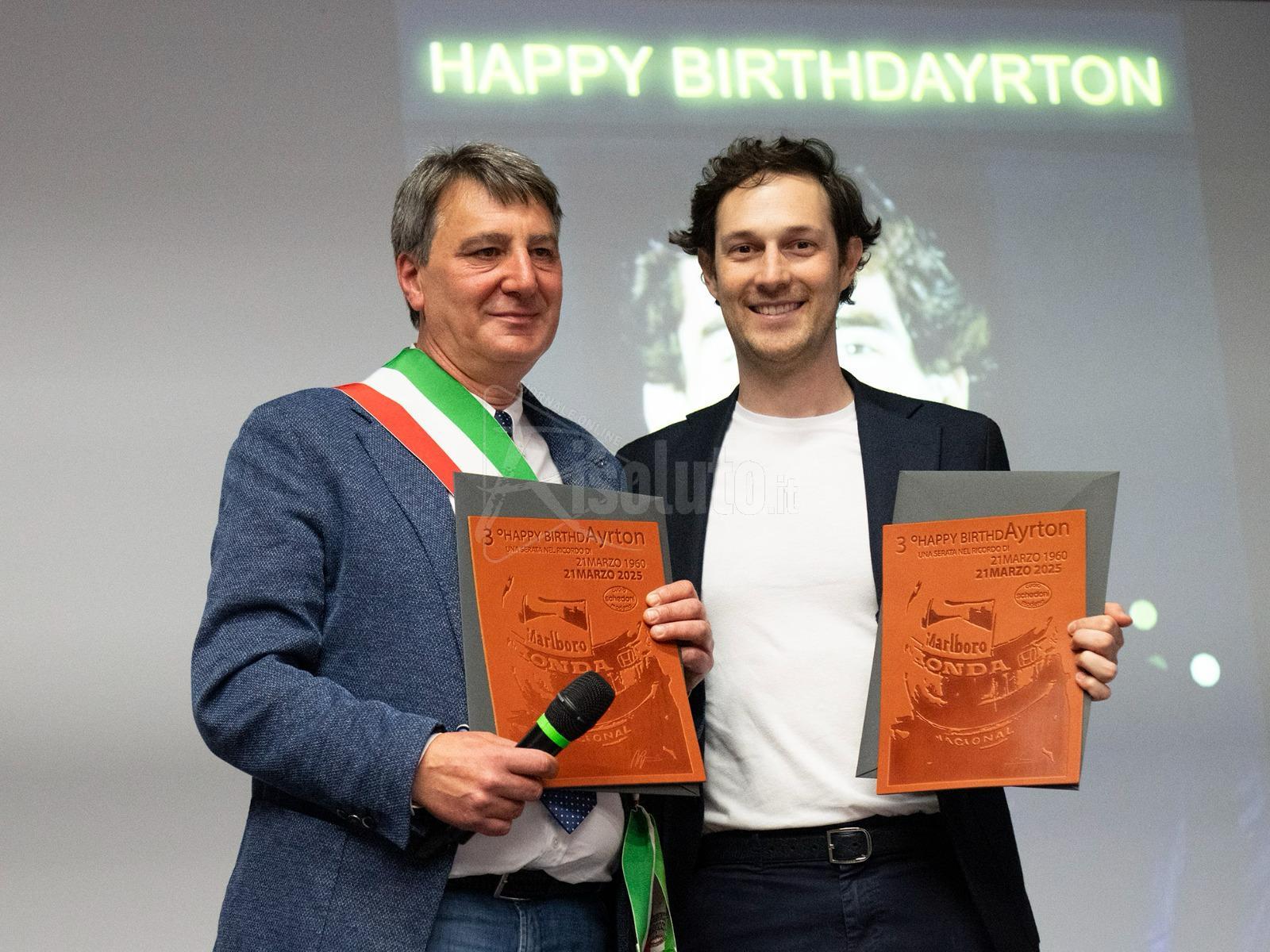 Happy BirthdAyrton, sindaco di Siculiana consegna albero genealogico al nipote del campione