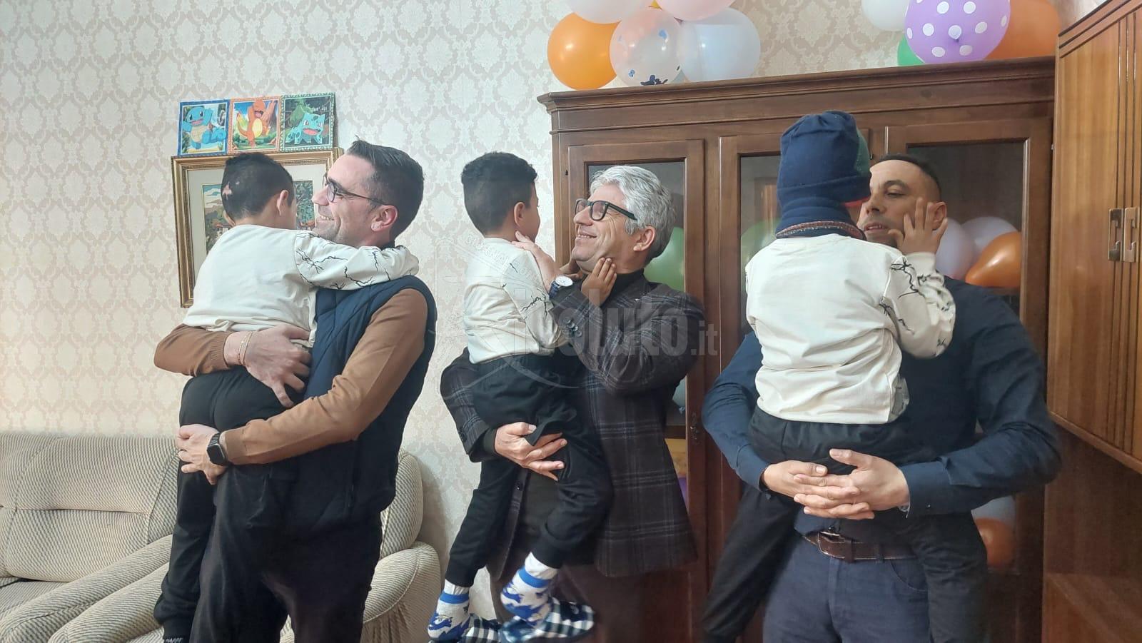 Dalla tragedia alla solidarietà, Ribera abbraccia i piccoli Moussa (Video)