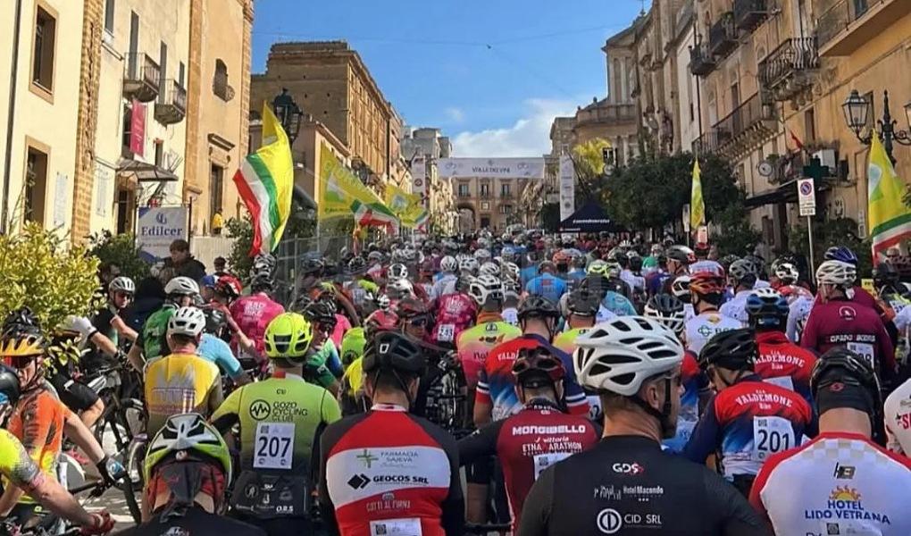 Il colombiano Hector Paez Leon vince la Granfondo di Sambuca con oltre 500 partecipanti