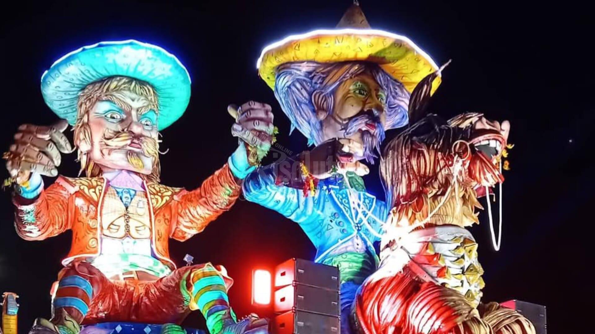 Carnevale di Montevago, cede piccola parte di un carro durante la sfilata