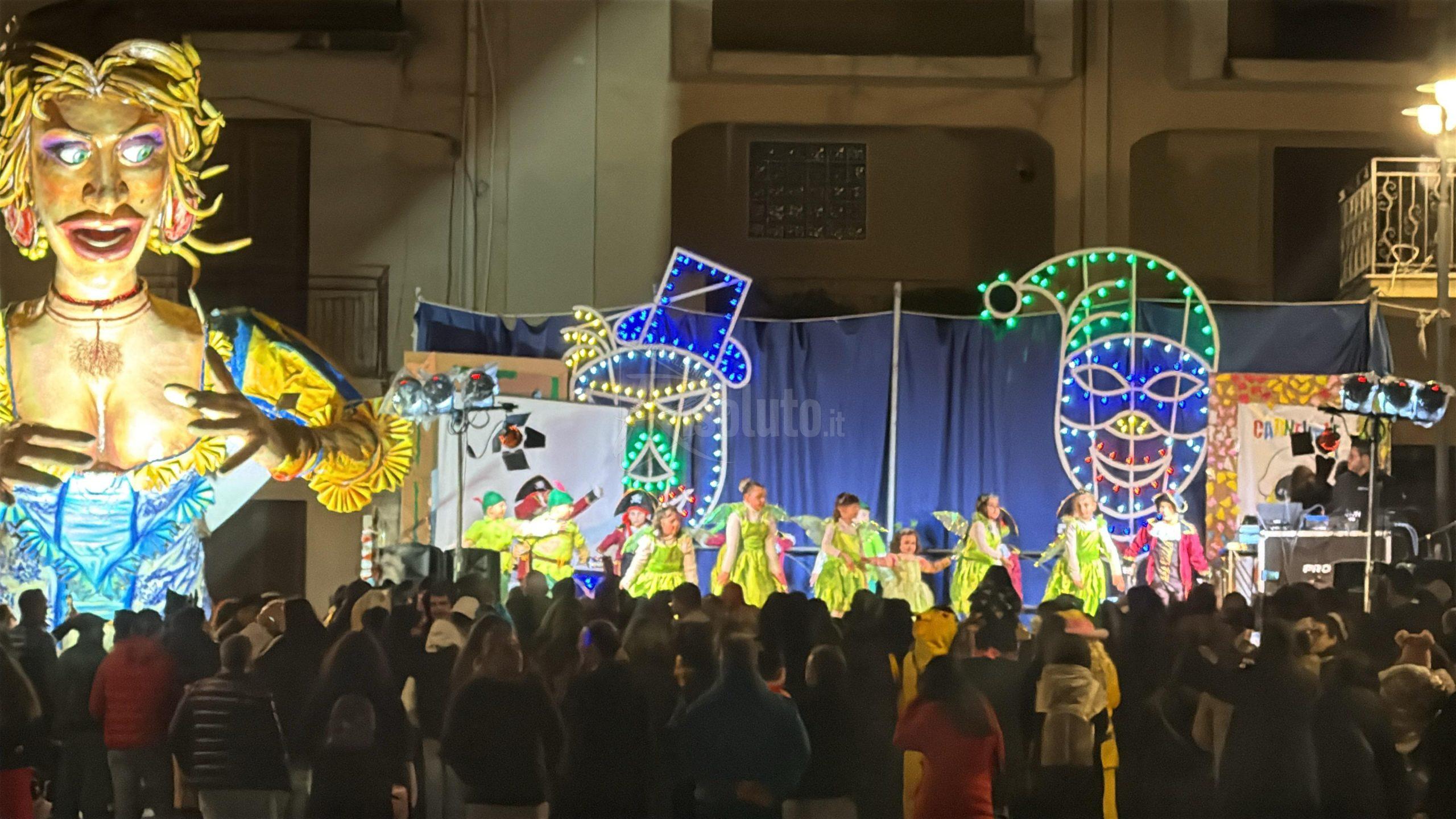 Quattro giorni di festa a Lucca per Carnevale, ieri sera la sfilata finale
