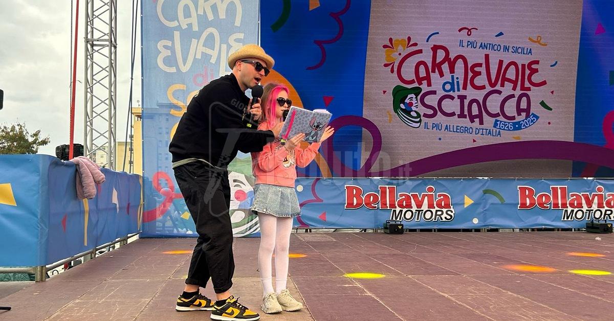 La famiglia da 6 milioni di followers calamita il pubblico del Carnevale di Sciacca (Video)