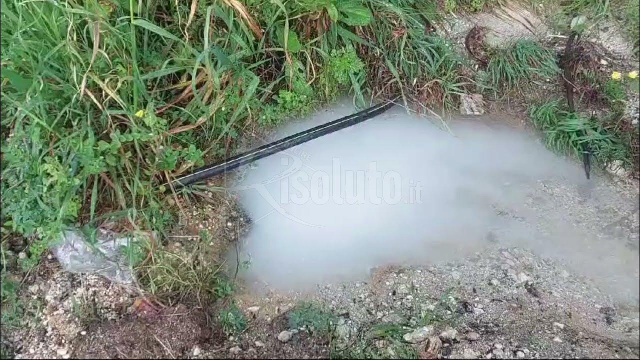 Un fiume d'acqua si perde in contrada Renella e adesso si bloccano le autobotti (Video)