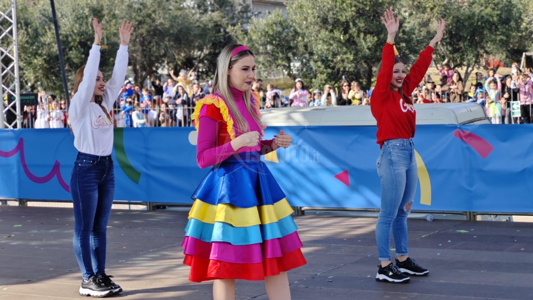 Carolina la star della "baby dance" fa il pienone al Carnevale di Sciacca
