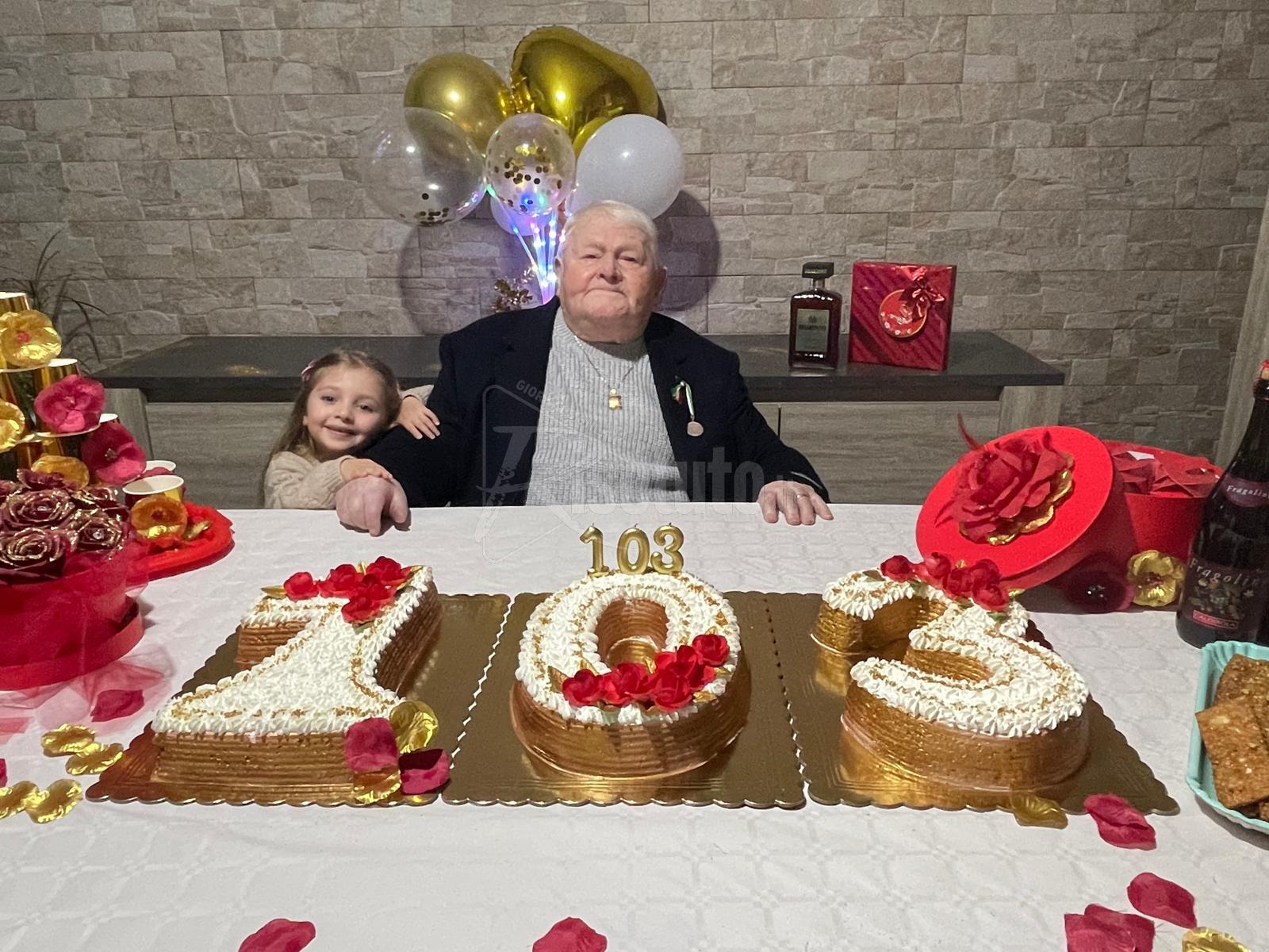 Nonno Paolo a Sant'Anna festeggia con la pronipote di 3 anni, cent'anni di differenza tra i due