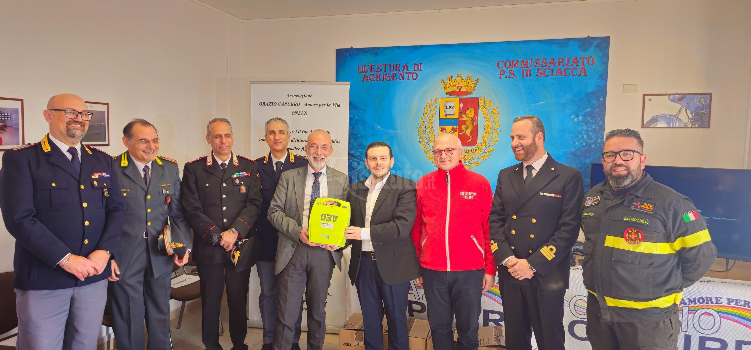 L'associazione Capurro dona 4 defibrillatori alle forze dell'ordine e volontari (Video)