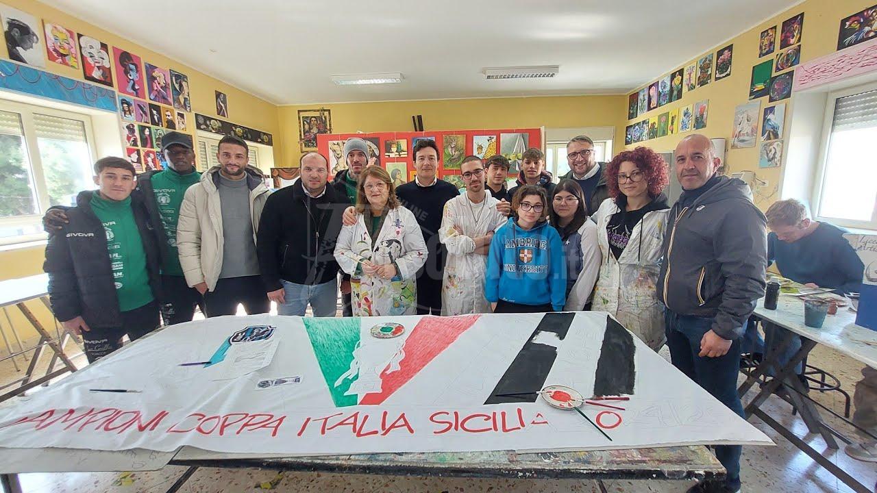 Il liceo artistico “Bonachia” celebra la vittoria dello Sciacca con un’opera per il Gurrera (Video)