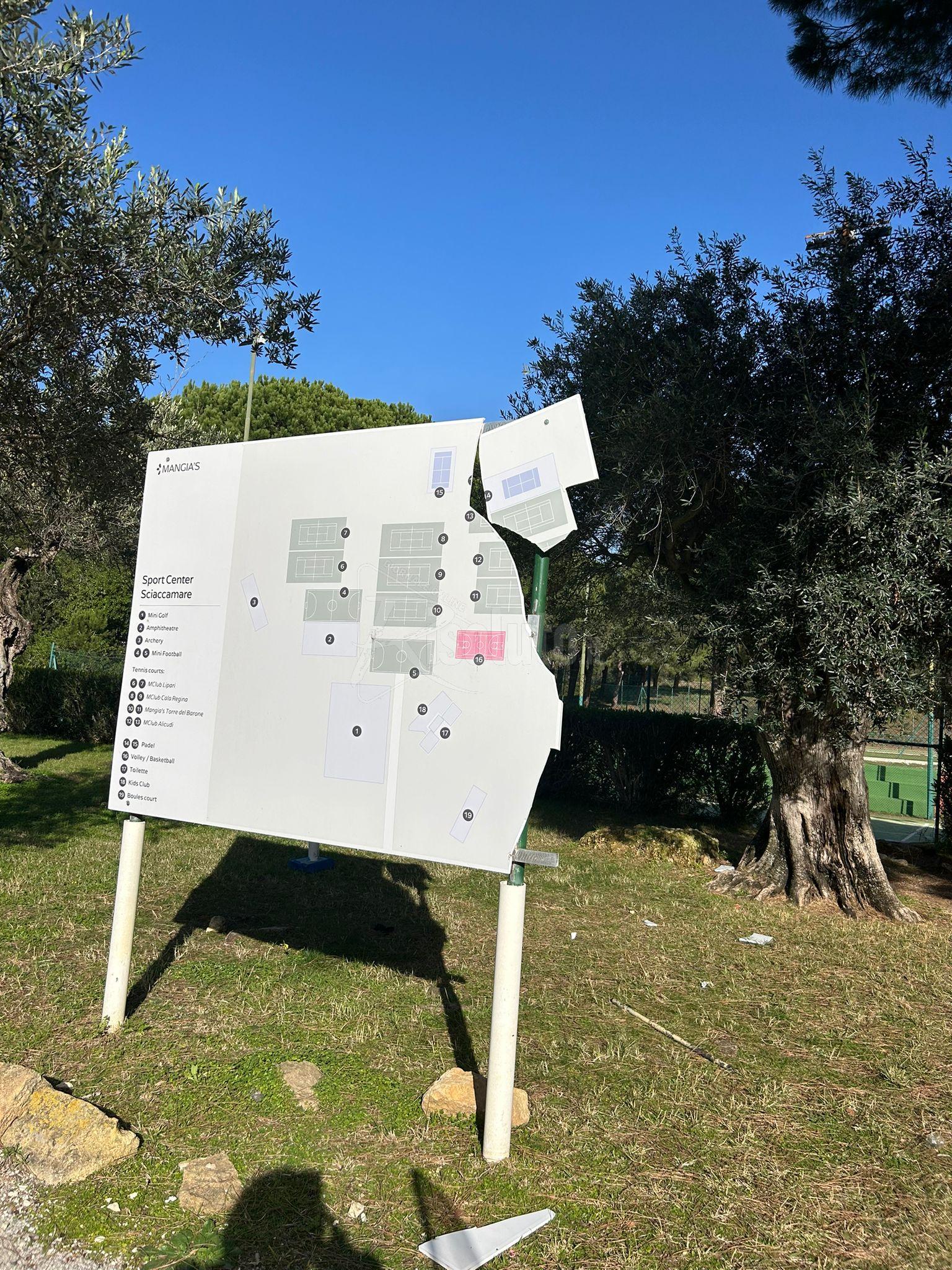 Danneggiata la cartellonistica di Sciaccamare, la proprietà vuole recintare l'area