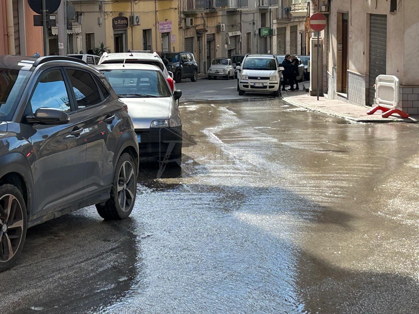 Copiosa perdita idrica in via Catusi a Sciacca (Video)