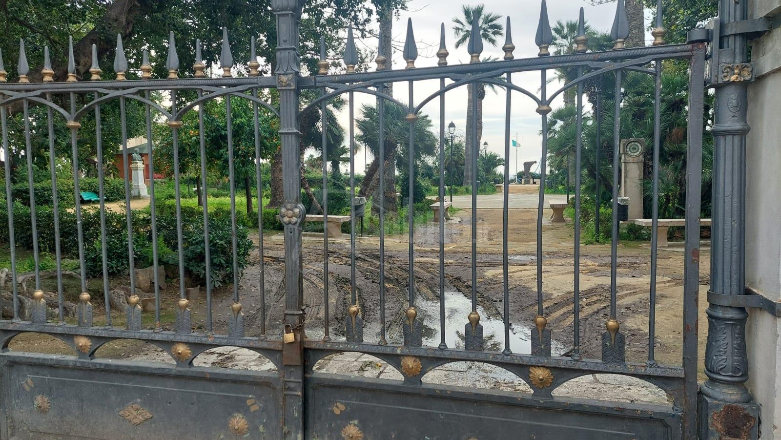 Chiusa la villa comunale di Sciacca, ingresso impraticabile da acquitrino