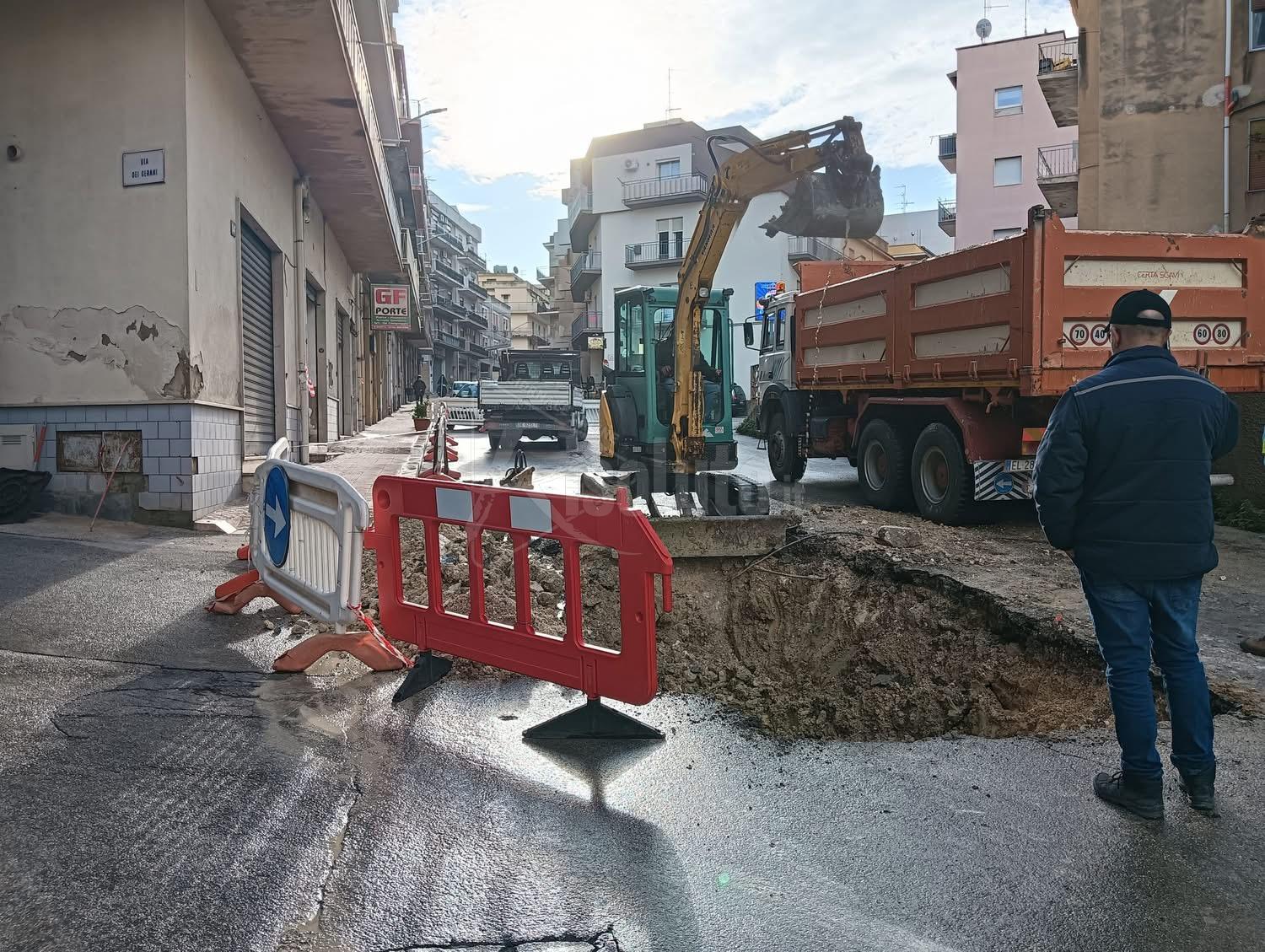 In via Giotto collocati 25 metri di rete fognaria, altri lavori al Carboj