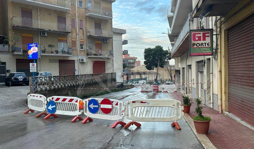 Transennata via Giotto a Sciacca dopo il cedimento di una parte di carreggiata
