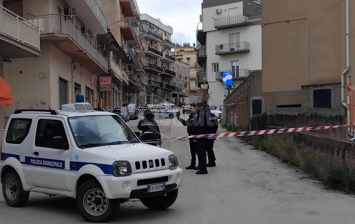 Non c’è la squadra segnaletica e in via Giotto da ore in servizio la Polizia municipale