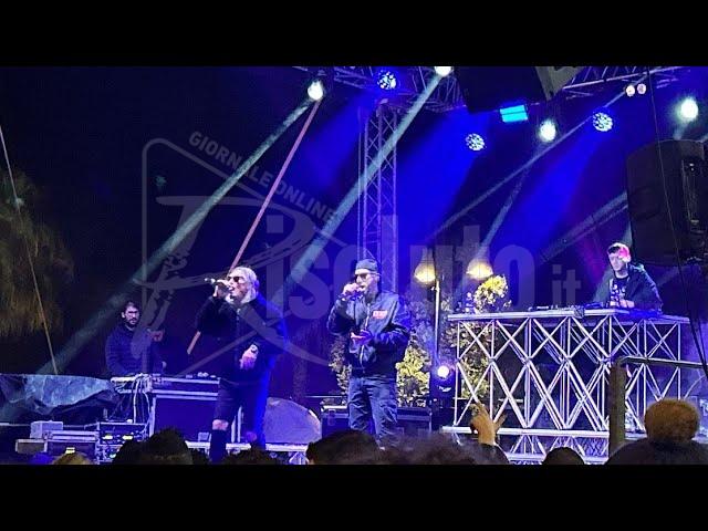 Ieri sera il concerto di punta del programma natalizio a Sciacca, i Gemelli Diversi riempiono la piazza (Video)