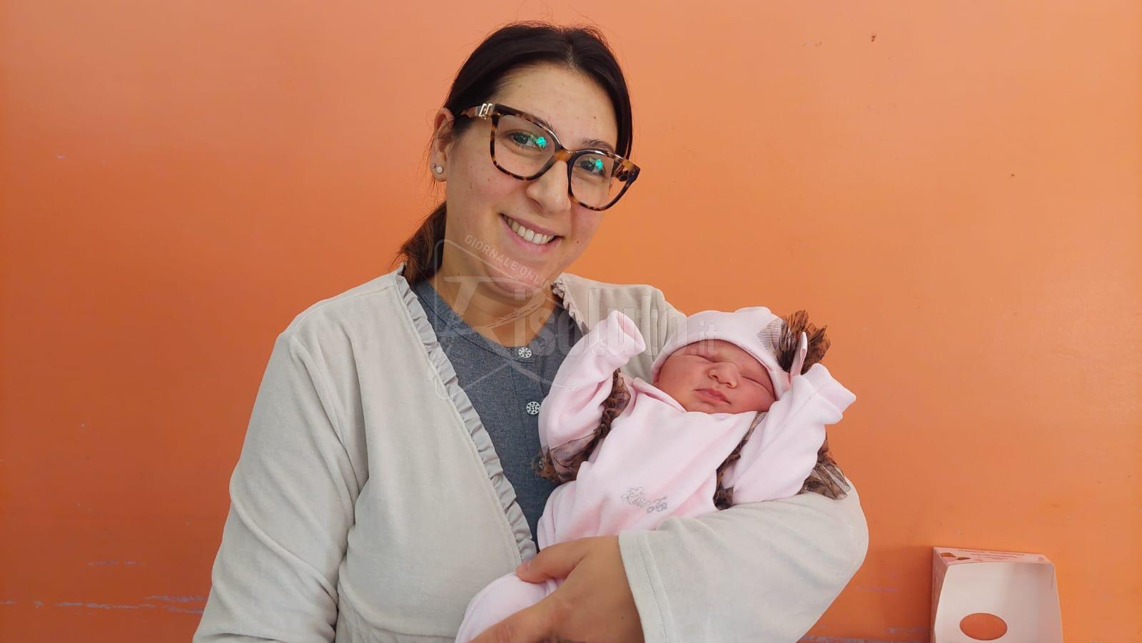 Prima nata dell'anno a Sciacca, e' la terza figlia della famiglia Sanfilippo (Video)