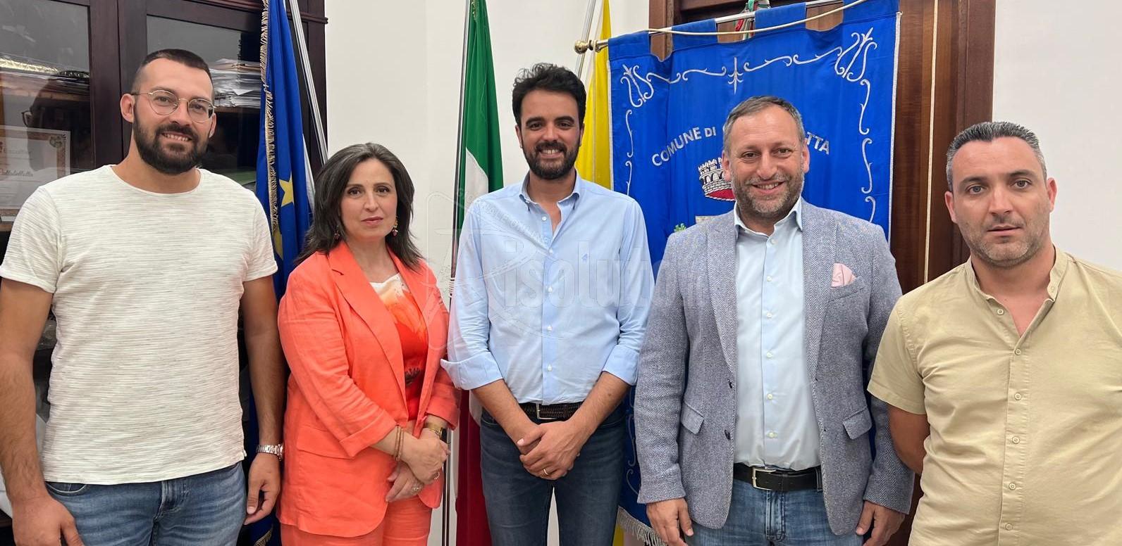 Il sindaco e la giunta di Caltabellotta: "Mai solo il funzionario intimidito"