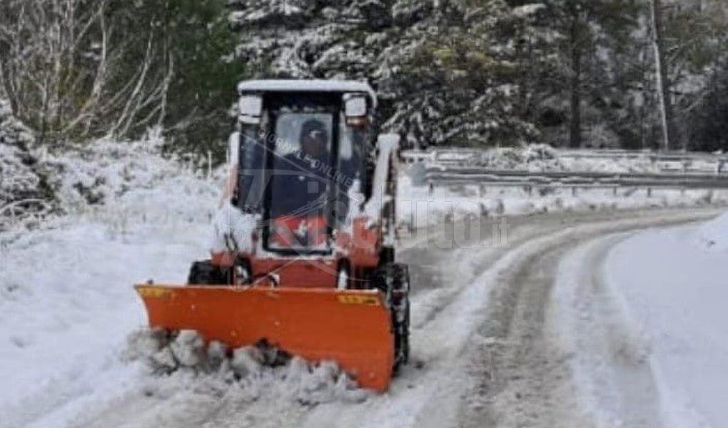 Neve sulla provinciale per Cammarata e Santo Stefano, spazzaneve in azione