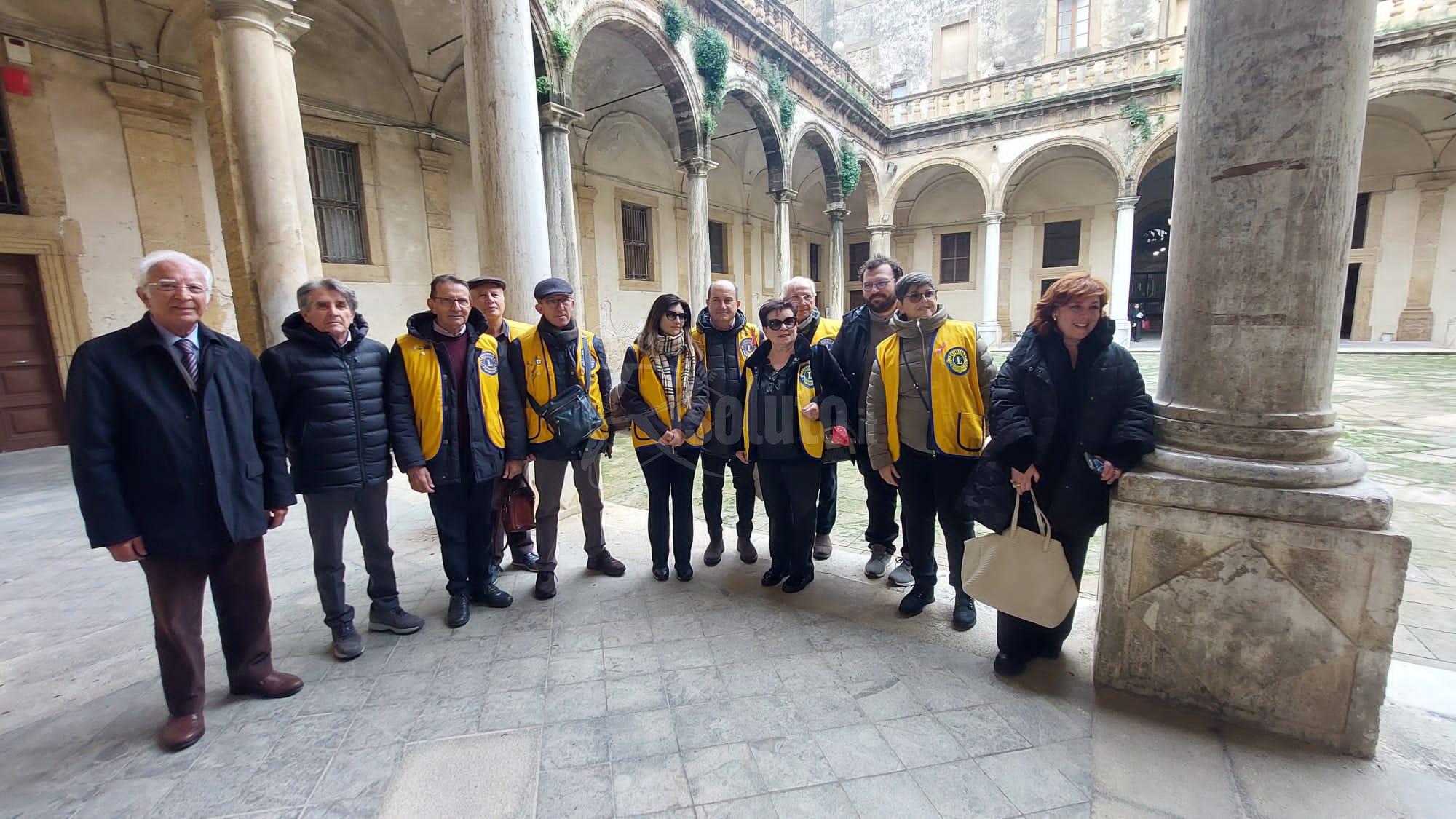 Lions dona targhe braille per raccontare i monumenti di Sciacca (Video)