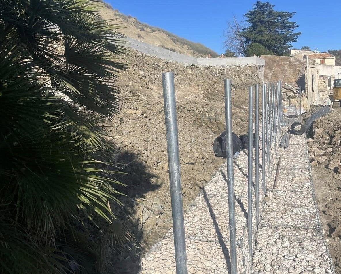 Lavori a Porto Palo, completata la paratia di pali per consolidare il costone