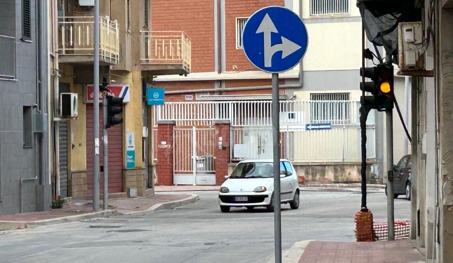 Sciacca, tempi lunghi per il ripristino del semaforo tra le vie Cronio e Mazzini